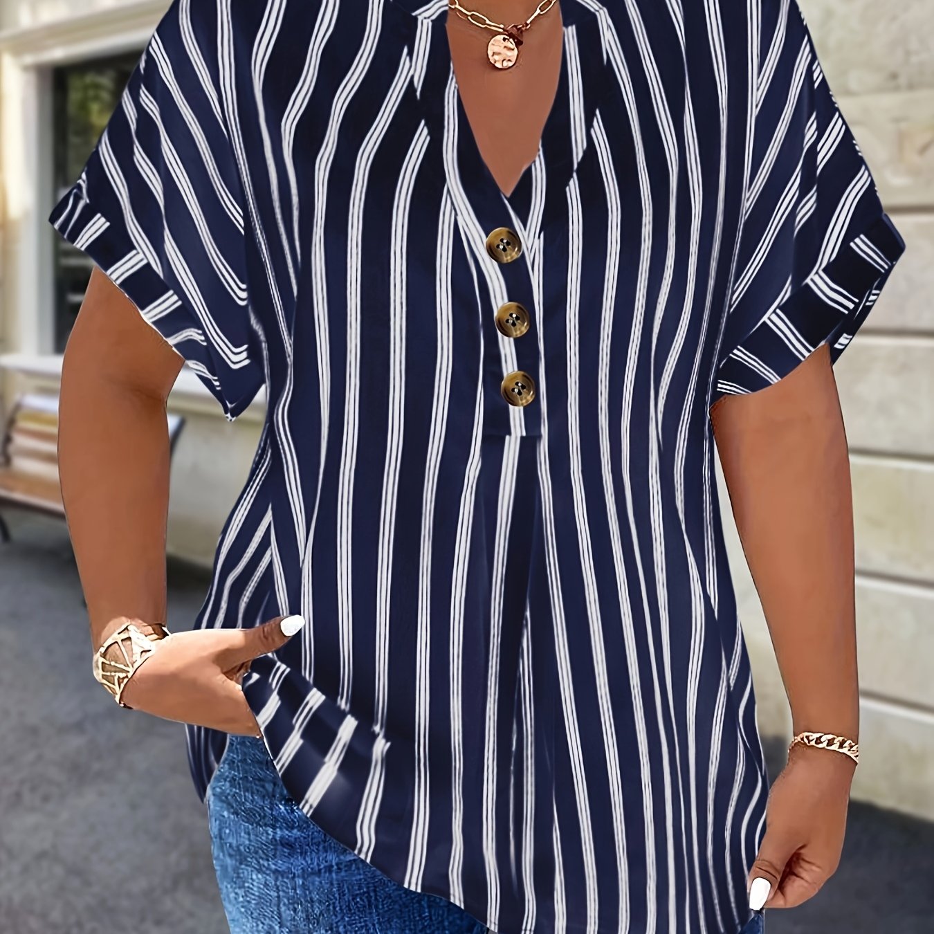 Salla™ | Plus-koko Blouse Raitamaisilla Hihoilla ja Napilla