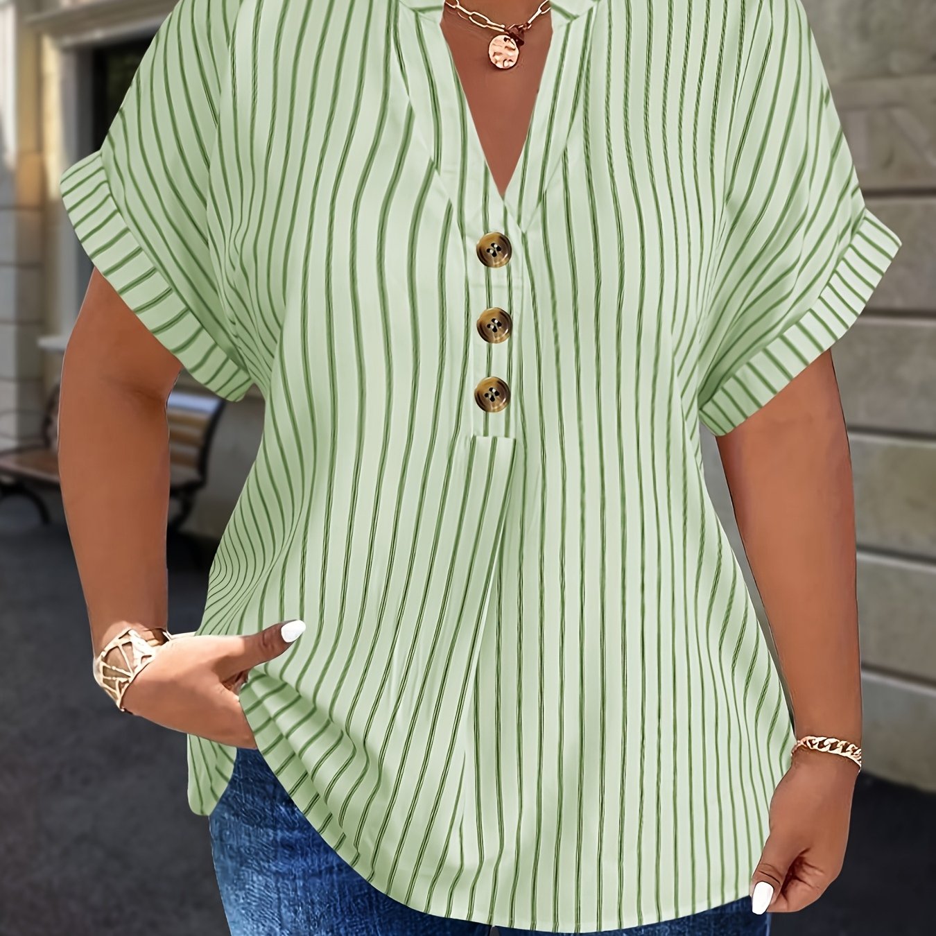 Salla™ | Plus-koko Blouse Raitamaisilla Hihoilla ja Napilla