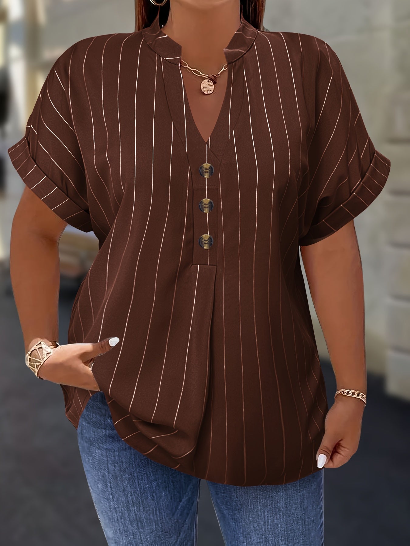 Salla™ | Plus-koko Blouse Raitamaisilla Hihoilla ja Napilla