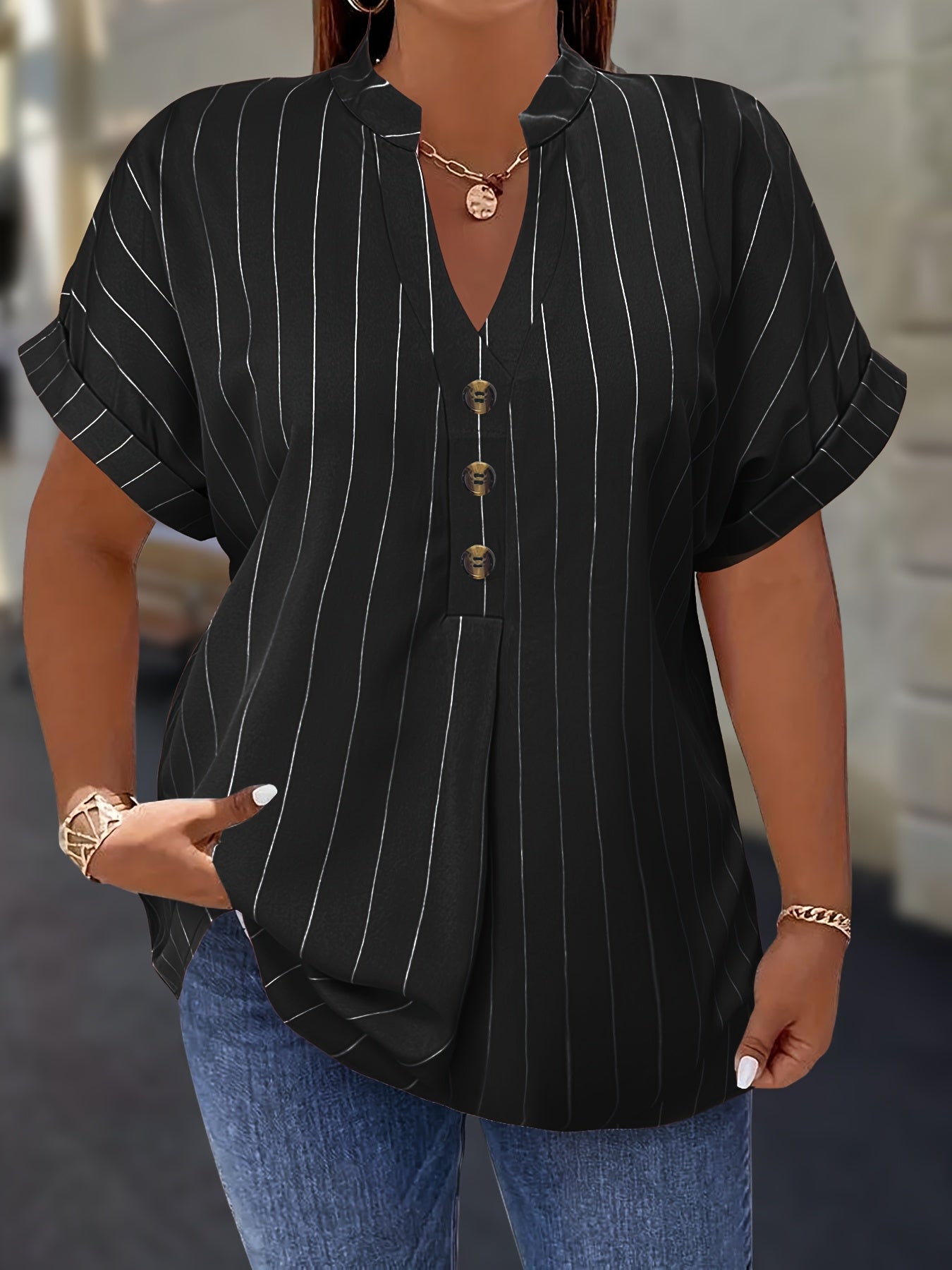 Salla™ | Plus-koko Blouse Raitamaisilla Hihoilla ja Napilla