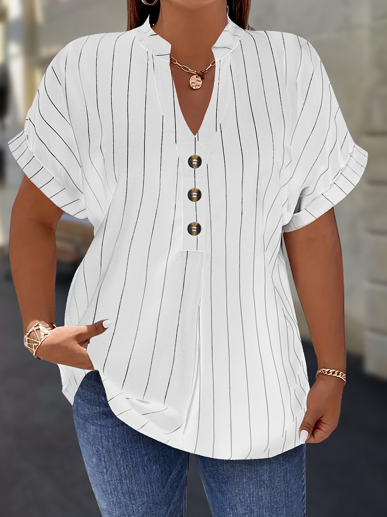 Salla™ | Plus-koko Blouse Raitamaisilla Hihoilla ja Napilla