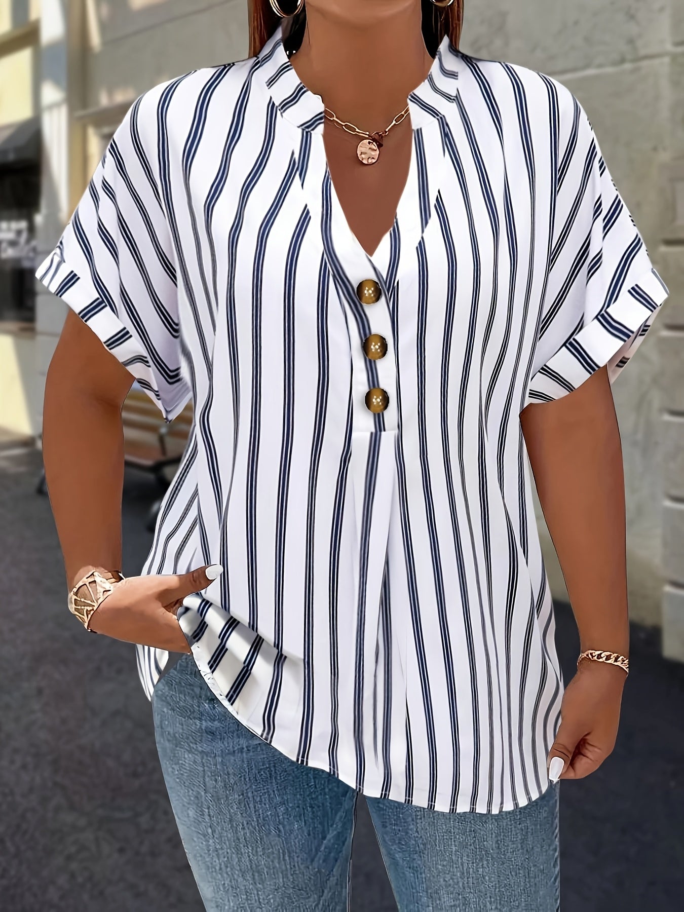 Salla™ | Plus-koko Blouse Raitamaisilla Hihoilla ja Napilla