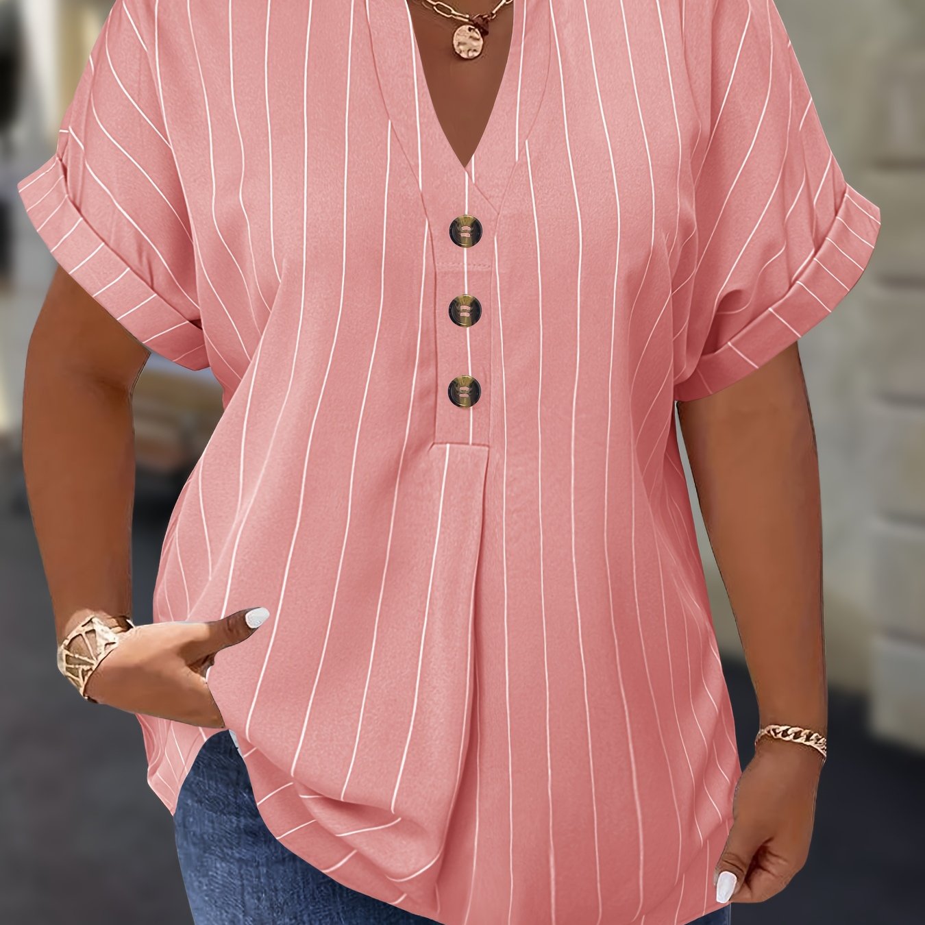 Salla™ | Plus-koko Blouse Raitamaisilla Hihoilla ja Napilla