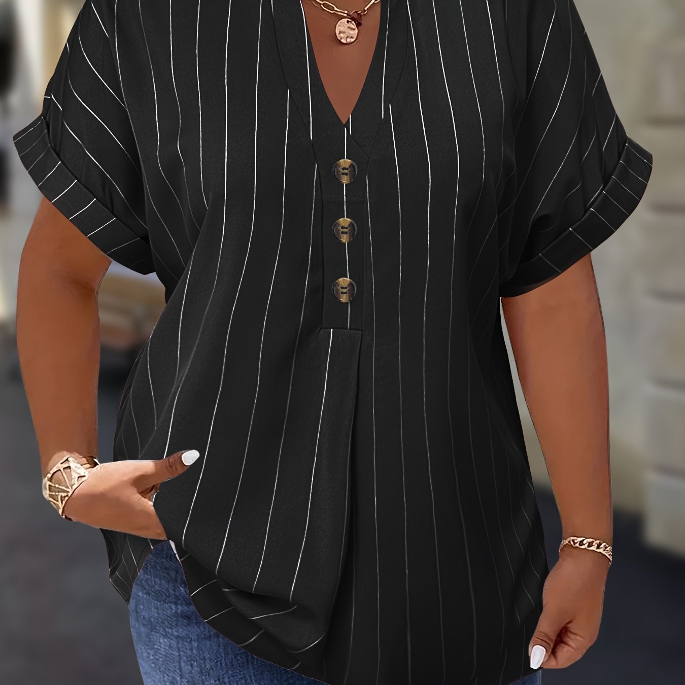 Salla™ | Plus-koko Blouse Raitamaisilla Hihoilla ja Napilla