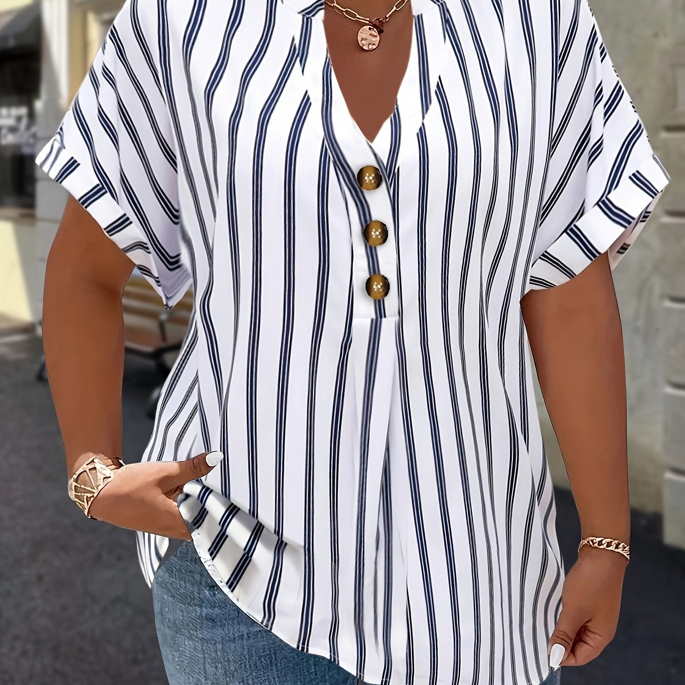 Salla™ | Plus-koko Blouse Raitamaisilla Hihoilla ja Napilla