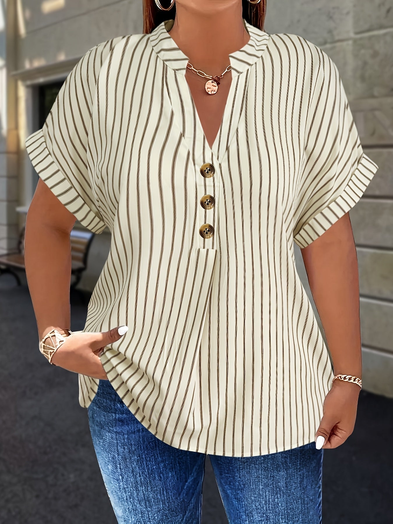 Salla™ | Plus-koko Blouse Raitamaisilla Hihoilla ja Napilla