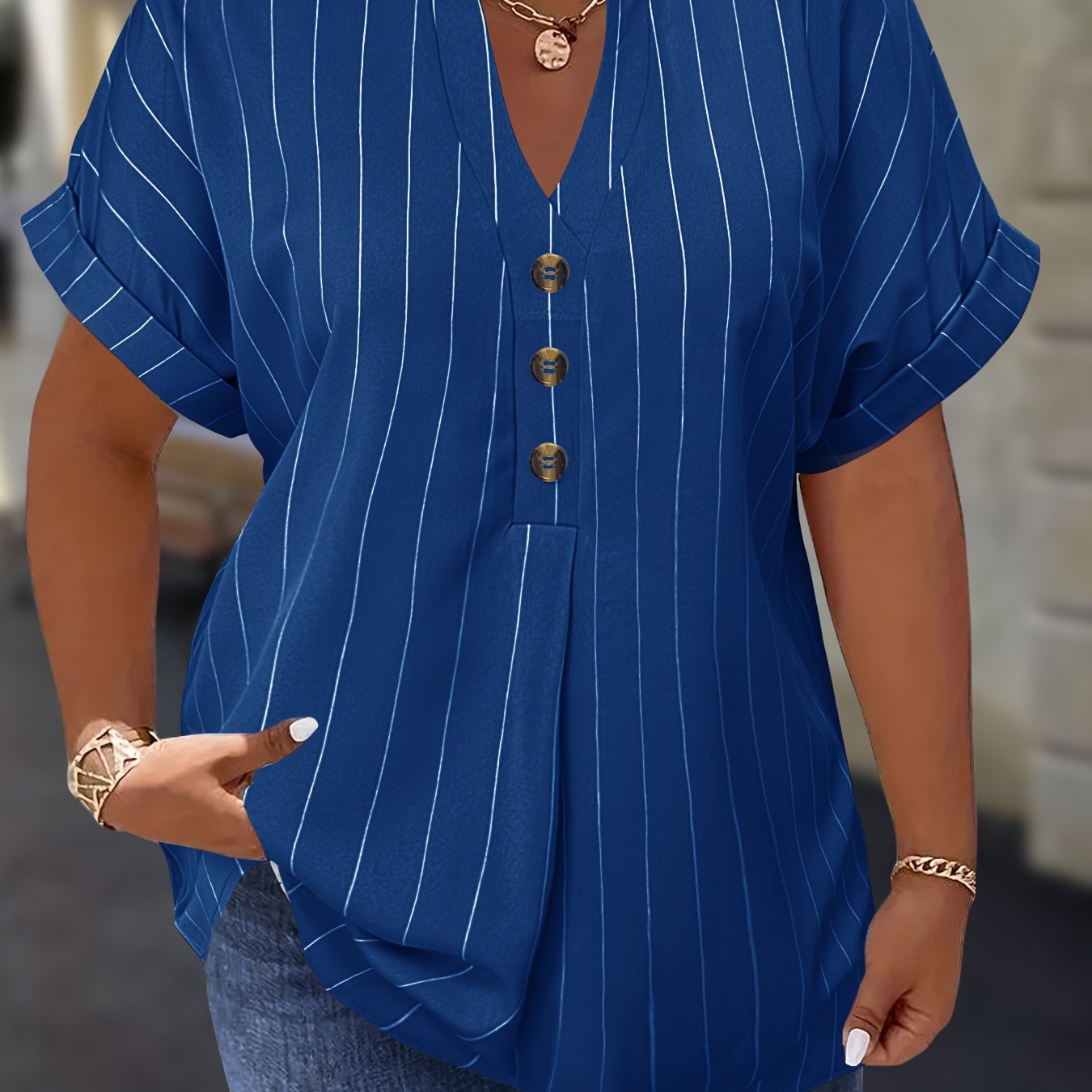 Salla™ | Plus-koko Blouse Raitamaisilla Hihoilla ja Napilla