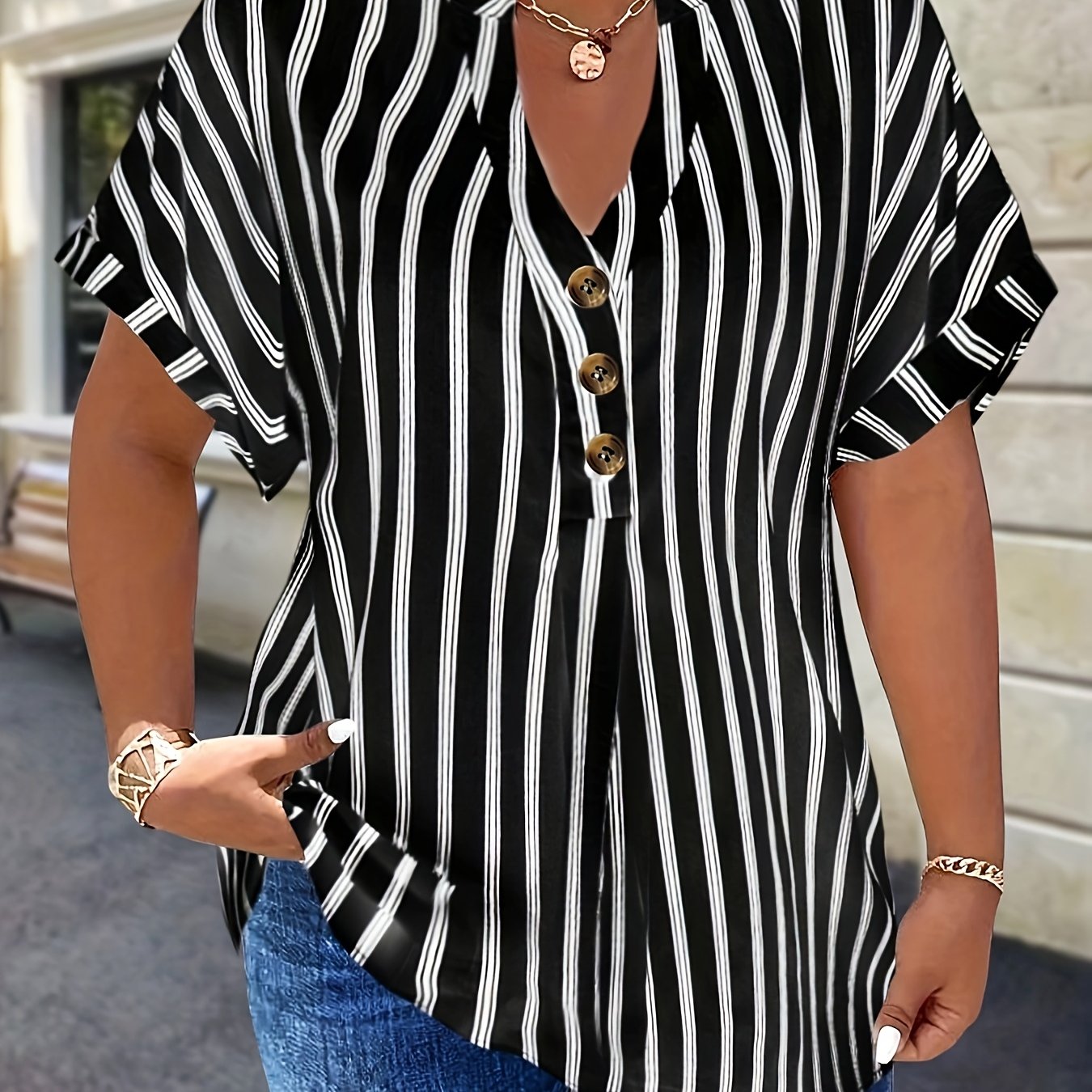 Salla™ | Plus-koko Blouse Raitamaisilla Hihoilla ja Napilla