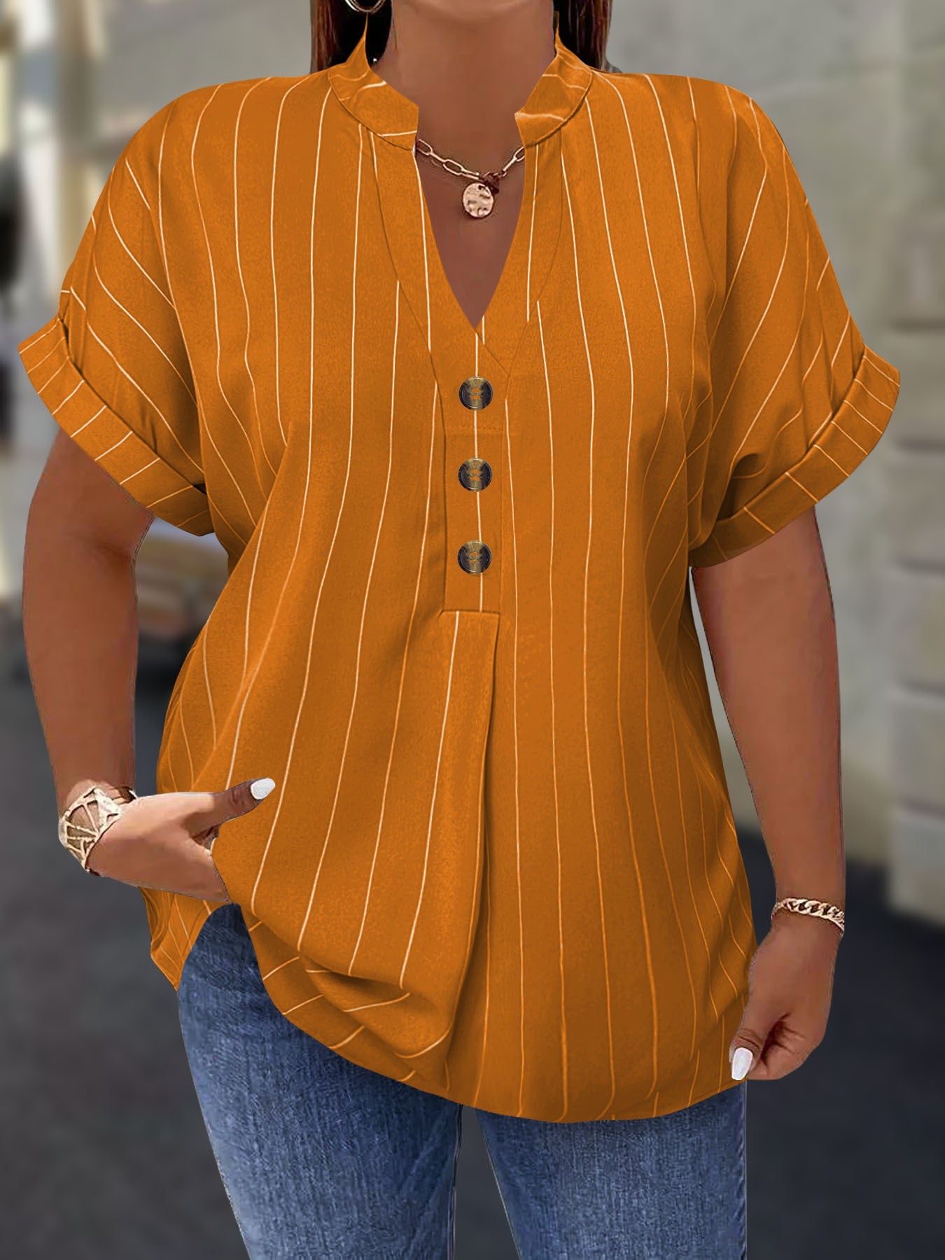 Salla™ | Plus-koko Blouse Raitamaisilla Hihoilla ja Napilla