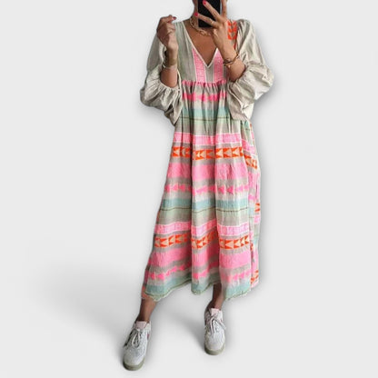 Noora™ | Eläväinen ja väljälahkeinen mekko